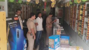 Smartphones worth ₹20 lakh stolen from mobile phone outlet in Arakkonam