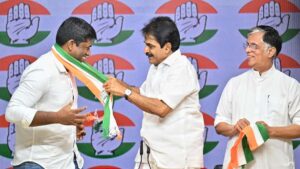 Former IAS officer Kannan Gopinathan joins Congress