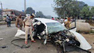 Three killed, two injured as car crashes into road divider at Sathupalli in Khammam district