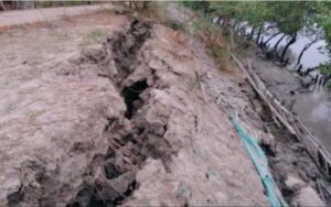 সন্দেসখালিতে নদীবাঁধে ভয়াবহ ফাটল – উদ্বিগ্ন এলাকার মানুষ